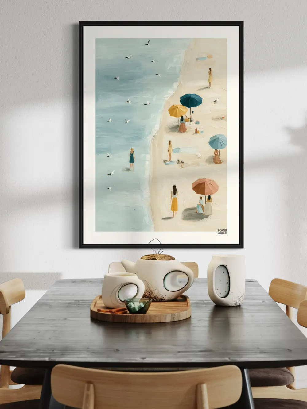 Plakat Beach Day - spokojna plaża z pastelowym morzem, jasnym piaskiem i parasolami - obrazek 3
