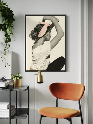 Plakat Graceful Woman - młoda kobieta w profilu z różową opaską i uniesionymi ramionami - obrazek 2