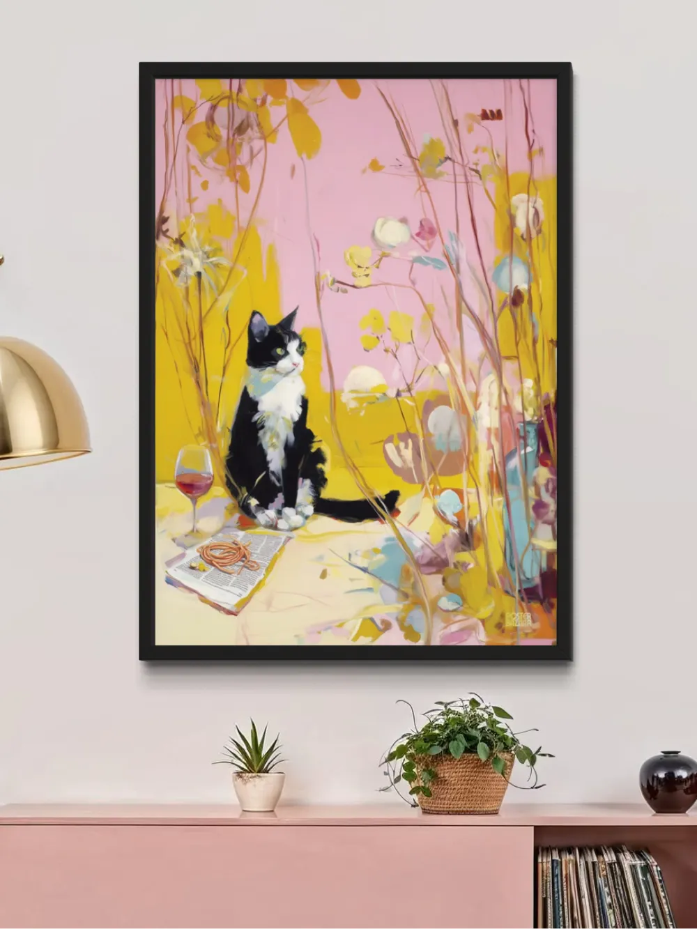 Plakat Cat's Garden Wine - czarno-biały kot z winem wśród różowo-żółtych roślin, abstrakcyjny malarski styl - obrazek 2