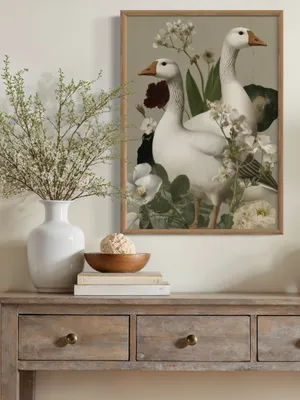 Plakat Goose Reverie - dwie białe gęsi wśród zielonych liści i kremowych kwiatów - obrazek 2