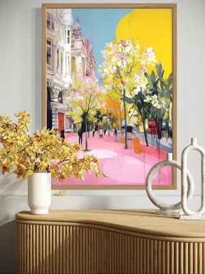 Plakat Blossom Citywalk - tętniąca życiem ulica miejska malowana w ekspresyjnym stylu, pełna różu, żółci i błękitu - obrazek 2