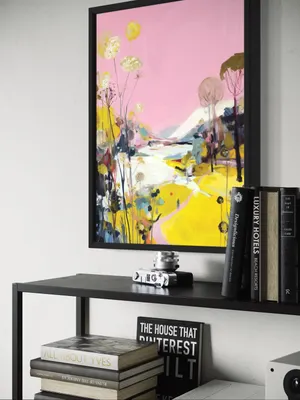 Plakat Pink Pathway - różowy krajobraz z krętą ścieżką i polnymi kwiatami w abstrakcyjnym stylu, pełen żółtych i białych akcentów - obrazek 2