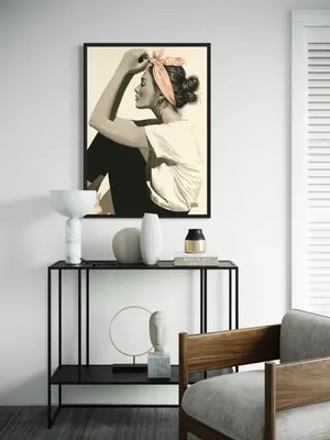 Plakat Retro Woman - portret młodej kobiety w stylu retro z różową chustą - obrazek 2
