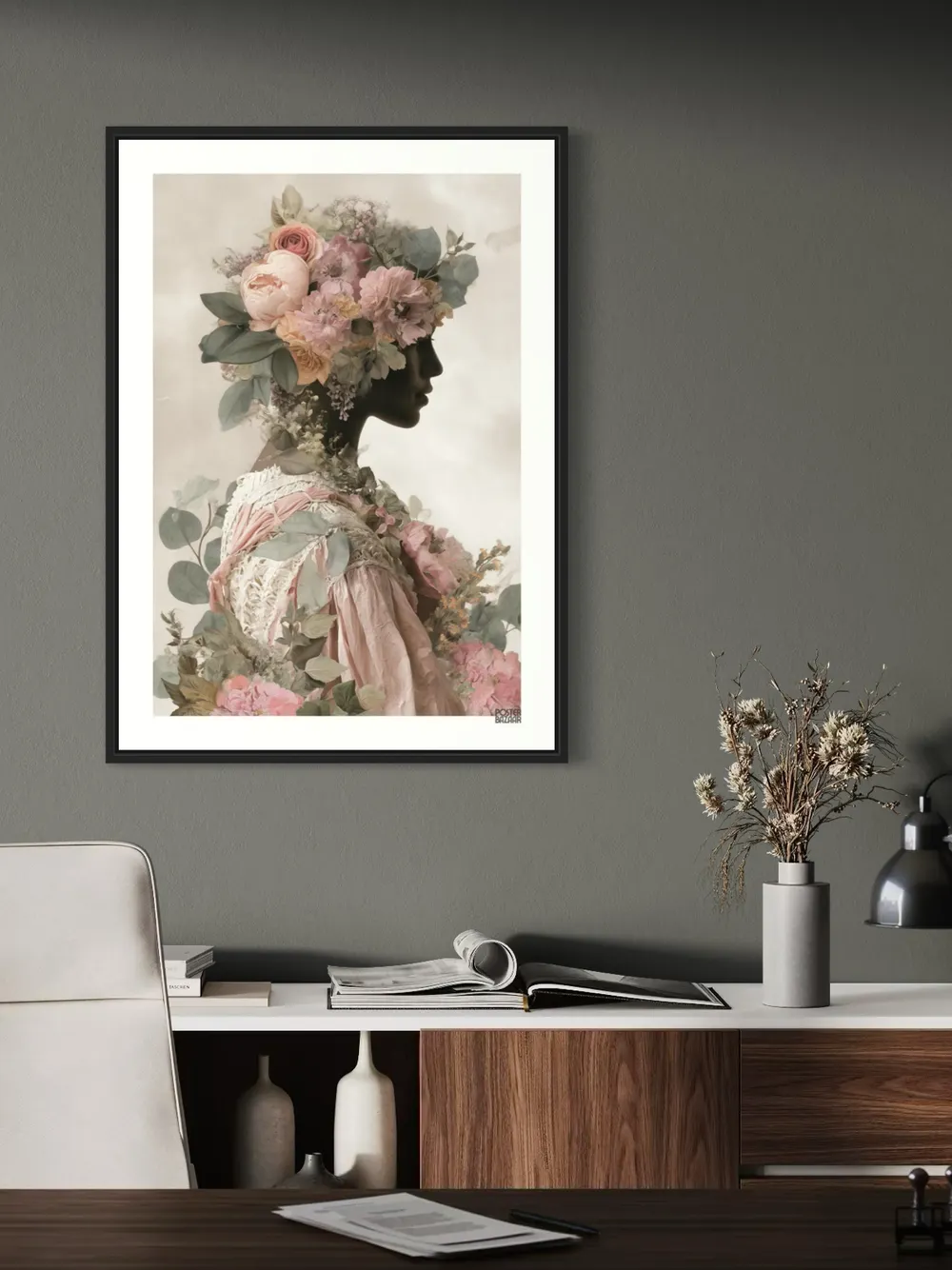 Plakat Floral Muse - portret kobiety z twarzą i włosami z kwiatów, pastelowe kolory, różowa suknia - obrazek 3