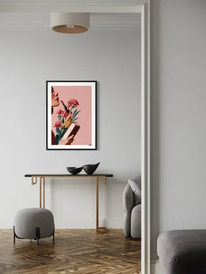 Plakat Lipstick Flowers - kobieta z czerwonymi ustami i bukietem kwiatów na jasnoróżowym tle - obrazek 2