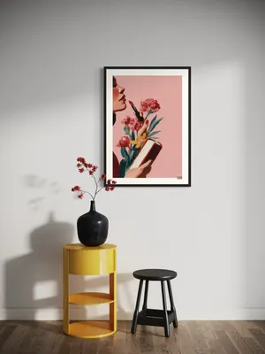 Plakat Lipstick Flowers - kobieta z czerwonymi ustami i bukietem kwiatów na jasnoróżowym tle - obrazek 3