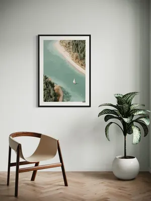 Plakat Emerald Lake - żaglówka na spokojnym zielonym jeziorze z plażą i lasem - obrazek 2