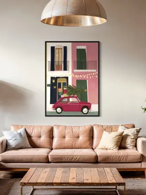 Plakat Festive Errand - świąteczny samochód z choinką i prezentami przed kamienicą - obrazek 3