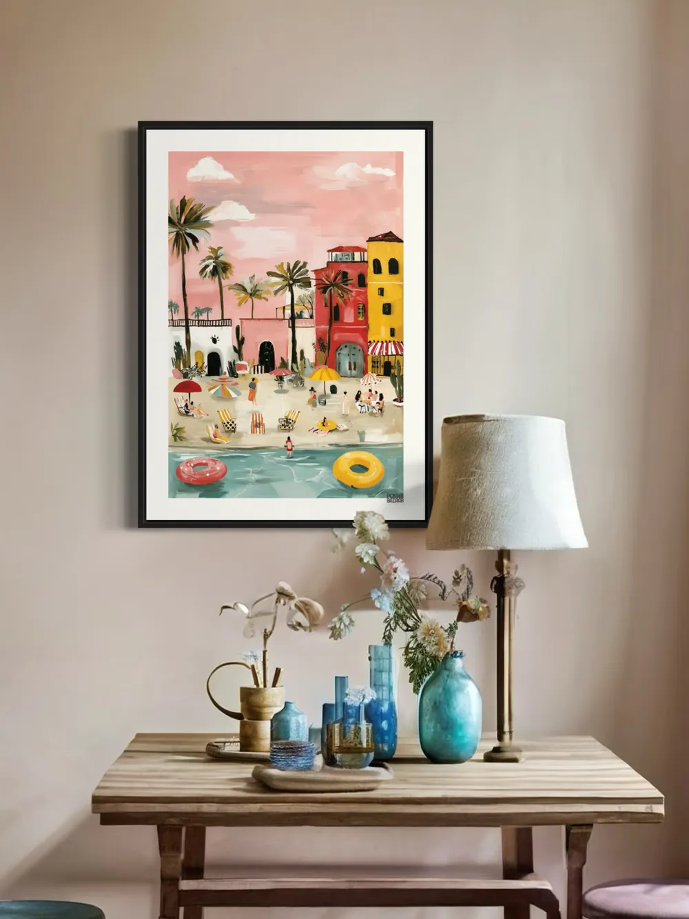 Plakat Tropical Beach - kolorowy plakat z palmami, pastelowymi budynkami i różowym niebem - obrazek 2