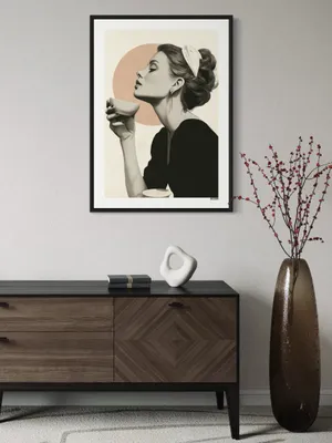Plakat Elegant Sip - stylowa kobieta z filiżanką na minimalistycznym tle - obrazek 3
