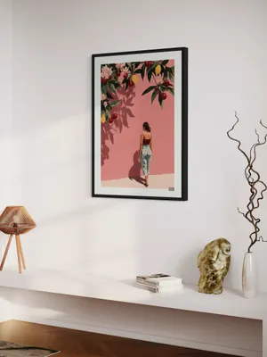 Plakat Summer Dream - dziewczyna boso przy różowej ścianie z letnimi owocami - obrazek 2