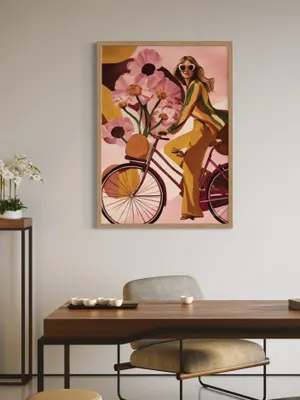 Plakat Retro Bike Ride - kobieta na rowerze wśród różowych kwiatów, retro styl w ciepłych kolorach - obrazek 3