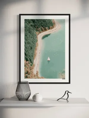 Plakat Forest Lake - minimalistyczny plakat z łódką na pastelowym jeziorze w lesie - obrazek 2