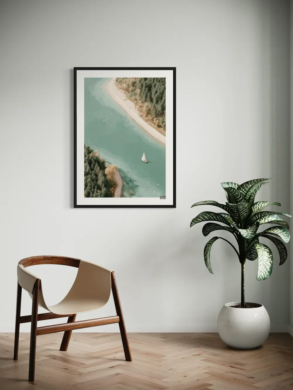 Plakat Emerald Lake - żaglówka na spokojnym zielonym jeziorze z plażą i lasem - obrazek 2
